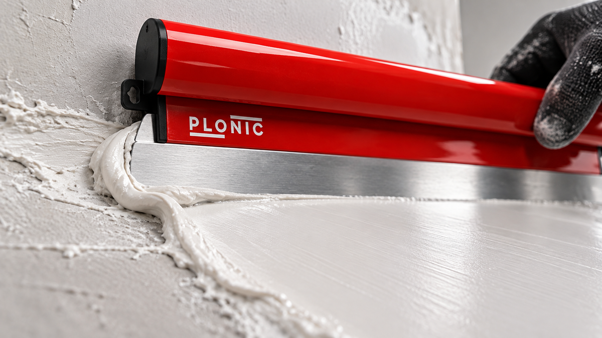 PLONIC skimming blade spreading joint compound on drywall