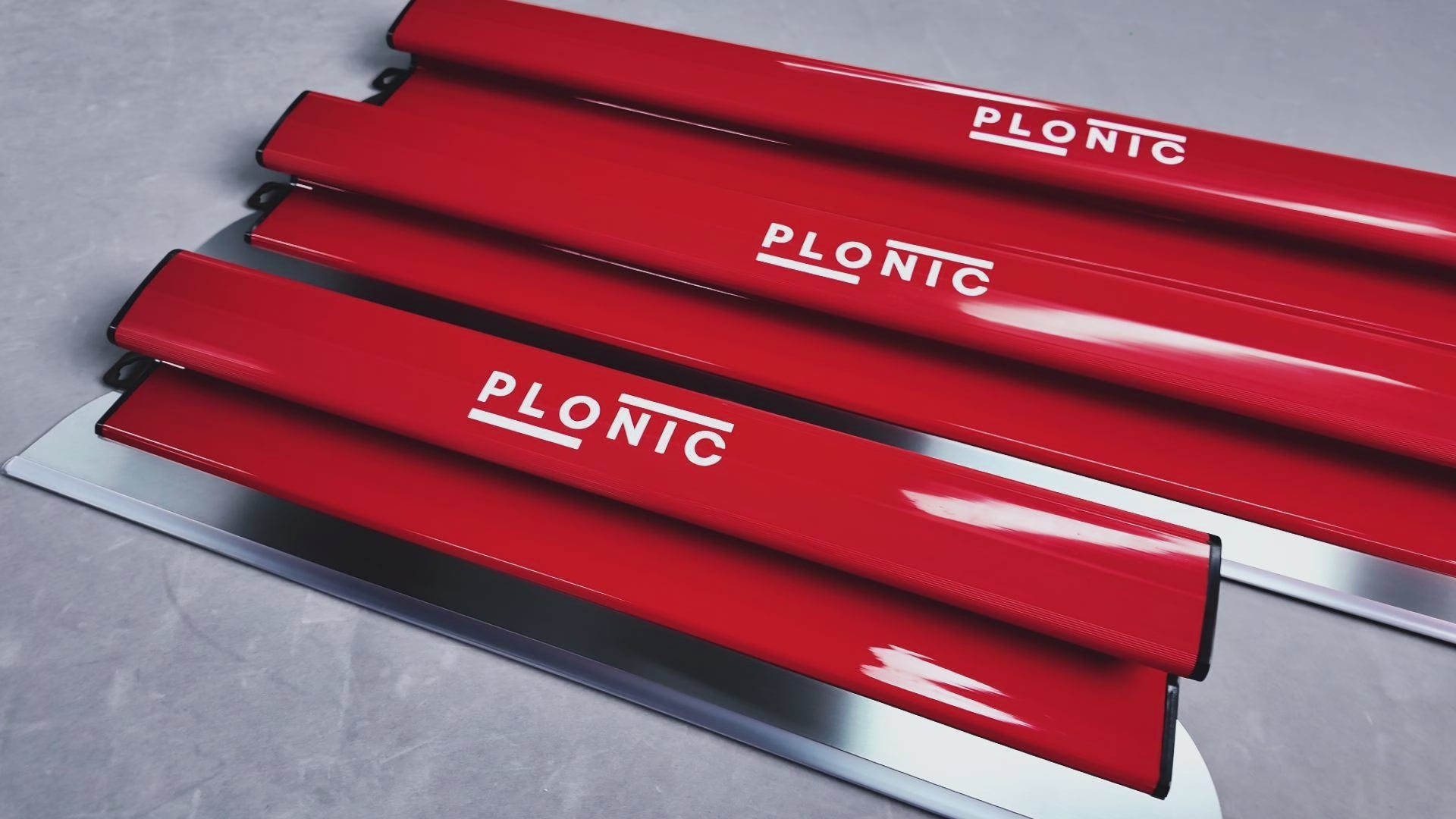 PLONIC 3-piece stainless steel skimming blade set | PLONIC drywall finishing blade kit with extension pole | 10 inch stainless steel skimming blade | 16 inch drywall skim coat blade | 24 inch professional skimming blade | Adjustable telescopic pole for drywall finishing | Drywall skimming blade set for smooth walls | Stainless steel skim coating blades for plaster | Professional drywall finishing tools by PLONIC | Flexible drywall blade for joint compound application | Wall and ceiling skimming blade kit | 